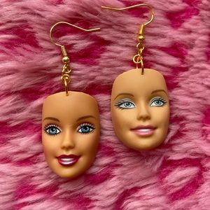 BARBIE FACE/HEAD EARRINGS💚